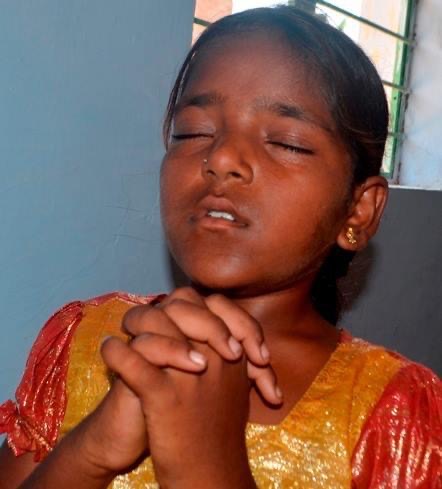 india girl worship in prayer